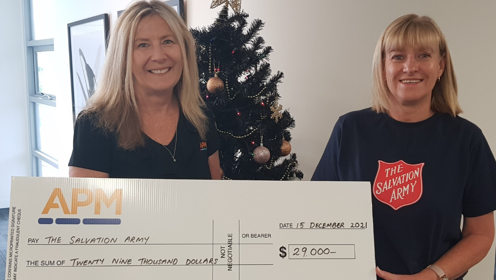 Salvation Army’s Relationship Manager Corporate Partnerships, Jayne Campbell, dropped by South Geelong office to personally thank APM and collect the donation of $29,000 from APM Employment Services People and Culture Business Partner, Michelle Edwards.